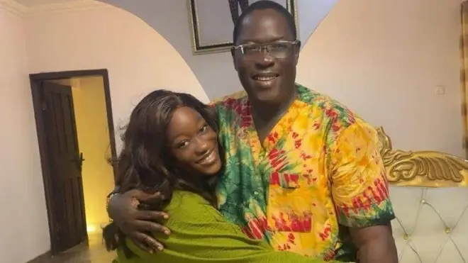 Oloogbe Taiwo Hassan (Ogogo) pẹlu ọmọ rẹ, Kira.