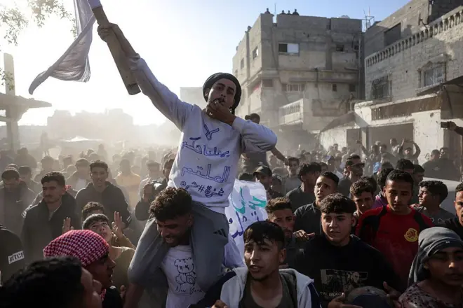 متظاهرون يهتفون ضد حركة حماس ويطالبون بوقف الحرب في غزة