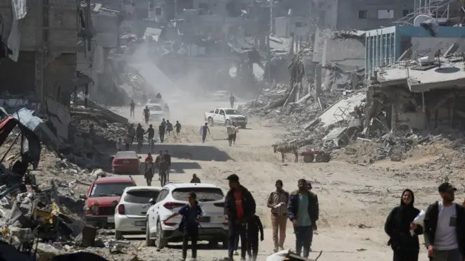 مشاهد لعودة النازحين إلى خان يونس بعد انسحاب الجيش الإسرائيلي