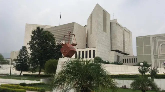 چیف جسٹس نے سوال اُٹھایا کہ کیا سپریم کورٹ کو معاملے میں مداخلت کرنی چاہئیے اور کیا مداخلت کا فائدہ ہوگا یا صرف خبریں بنیں گی