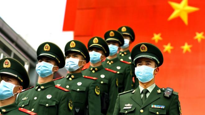 戴防护口罩的中国武警战士