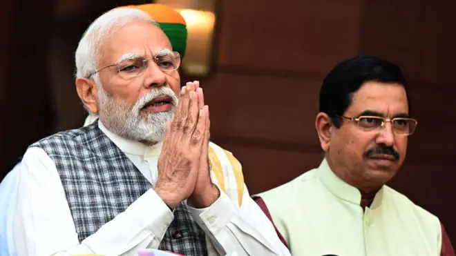 नरेंद्र मोदी और प्रल्हाद जोशी