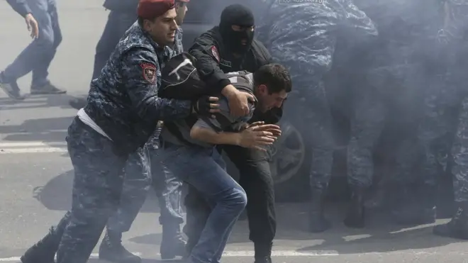 У неділю між поліцією та протестуючими спалахнули нові сутички