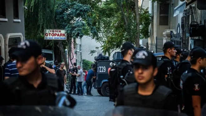 Özgür Gündem gazetesinin İstanbul-Beyoğlu'ndaki binası belediye zabıtası tarafından mühürlendi.