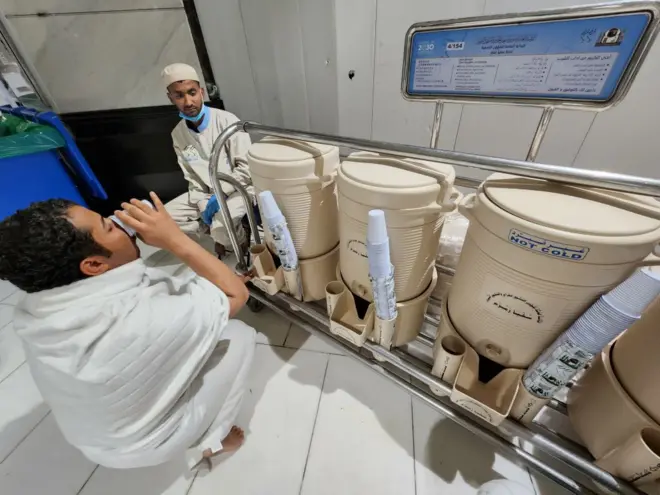 Biyaha Zamzam waxaa ku jira macdano badan, waxaana loo arkaa inay yihiin kuwo wax ku ool ah marka laga hadlayo ka hortagga xanuunka kansarka.