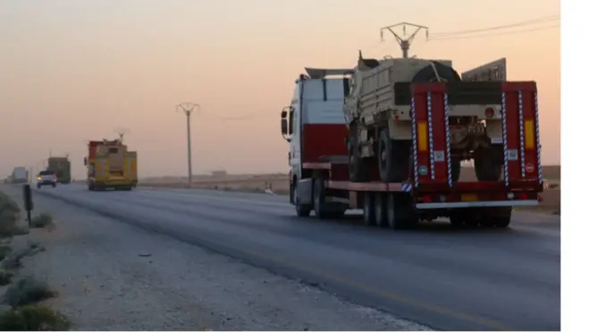 Konvoi kendaraan mengangkut kendaraan lapis baja dan amunisi, yang dilaporkan disuplai oleh koalisi pimpinan AS, tampak menuju kota di utara Raqqa.