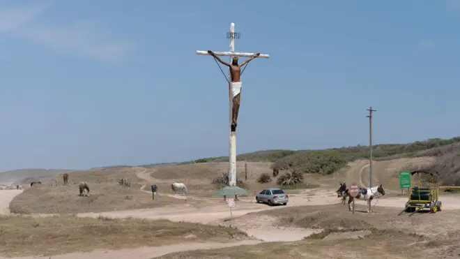 Una cruz gigante con un Cristo crucificado en la región de Vaca Muerta, Argentina.