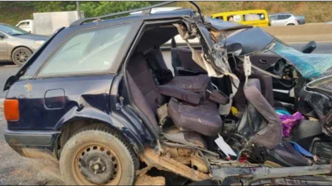 Ọkọ̀ tó ti rún níwájú lẹ́yìn ìjàmbá ọkọ̀