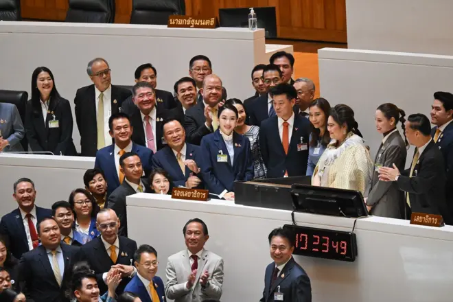 แพทองธาร ชินวัตร นายกฯ เรียก ณัฐพงษ์ เรืองปัญญาวุฒิ หัวหน้าพรรค ปชน. มาถ่ายรูปร่วมกัน หลังการเสร็จสิ้นการลงมติในศึกอภิปรายไม่ไว้วางใจ