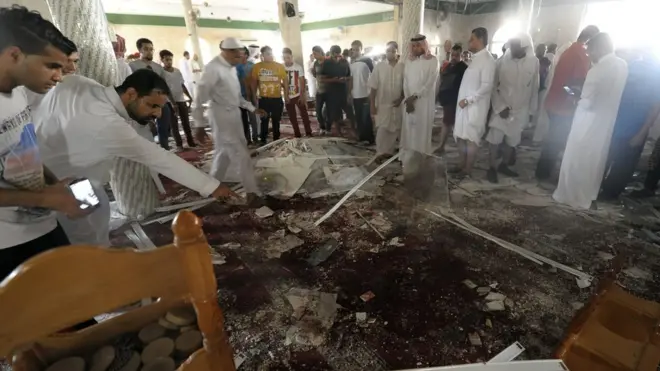 قطیف میں شیعہ فرقے کی ایک مسجد میں مئی 2015 میں خودکش حملے کے بعد کا منظر