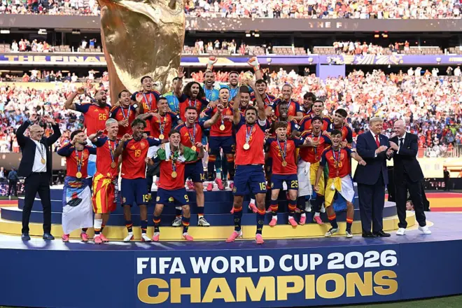 2026 Dünya Kupası madalya töreninde İspanyol futbolcular kupayı kaldırıyor.