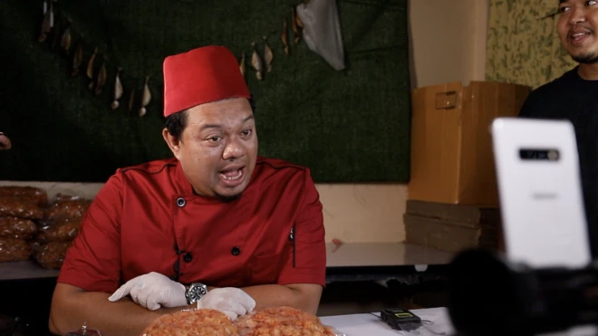 ฮาซันขณะไลฟ์ขายอาหารทะเล