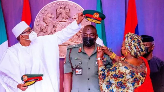 File photo of President Buhari dey decorate di late Chief of Army staff Lt Gen Ibrahim Attahiru