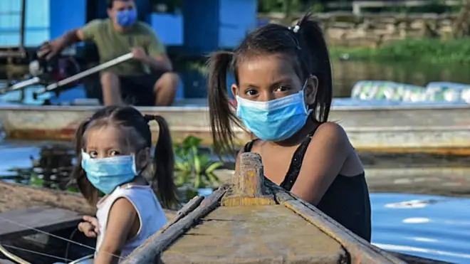 El río Amazonas se ha convertido en una "avenida de contagio" del coronavirus en América Latina.