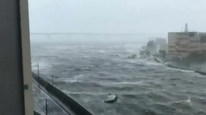 10 أشخاص على الأقل قتلو في اليابان بعد اعصار ضرب غربي البلاد، هو الأسوأ منذ 25 عاما. وخلف الاعصار (جيبي) دمارا كبيرا في مدينتي كيوتو وأوساكا خلال اتجاهه شمال البلاد.