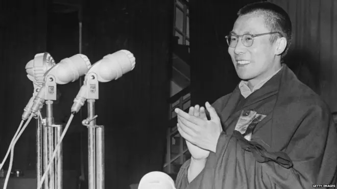 ल्हासा में एक आधिकारिक समारोह में संबोधन देते दलाई लामा (12 जुलाई, 1956).