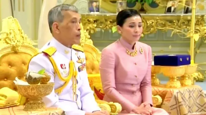 Aworan Ọba Maha Vajiralongkorn ati iyawo rẹ ọgagun Suthida Vajiralongkorn.