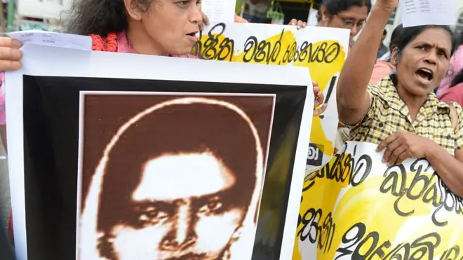 Foto ilustrasi. Perempuan aktivis di Sri Lanka memegang foto Rizana Nafeek yang dieksekusi mati di Arab Saudi, dalam suatu unjuk rasa di Colombo pada 11 Januari 2013.
