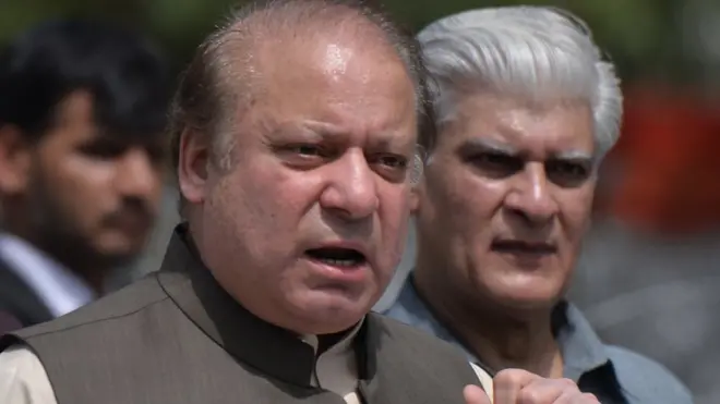 درخواست میں کہا گیا ہے کہ نواز شریف کو 62 ون ایف کے تحت نااہل تو کیا گیا لیکن ان کا ریگولر ٹرائل نہیں کیا گیا