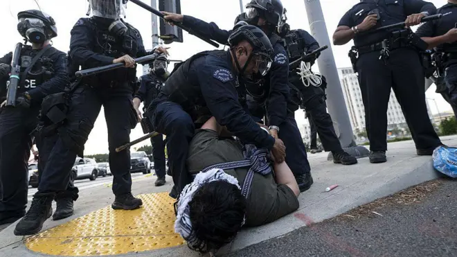 Oficiales del Departamento de Policía de Los Ángeles arrestan a un manifestante afuera del Edificio Federal en el centro de Los Ángeles después de que el FBI y los agentes de Ice arrestaran a inmigrantes ilegales ubicados en el centro de Los Ángeles, Estados Unidos, el 6 de junio de 2025.