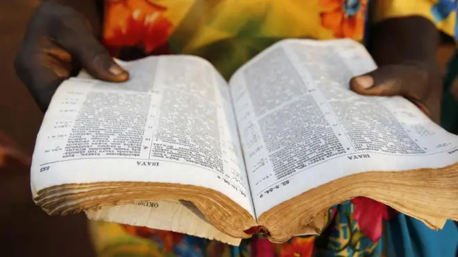 Nama Kitaaba Qulqulluu dubbisaa jiru