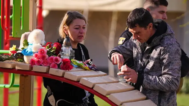 Місцеві жителі приносять квіти та іграшки на місце ракетного удару