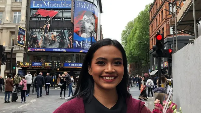 "Sempat insecure, karena siapa aku di antara para bintang," kata Desmonda.