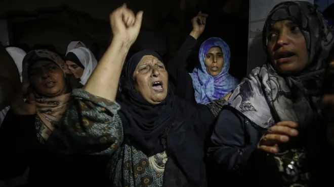 طالب مشيعون بالانتقام لمقتل رزان