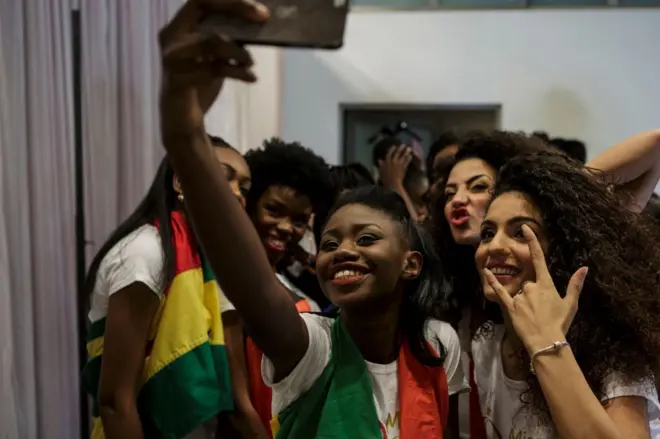 De jeunes adolescentes en selfie.