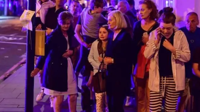 लंदन में तीन अलग-अलग घटनाएं हुई हैं. बरो हाई स्ट्रीट से गुज़रते हुए लोग