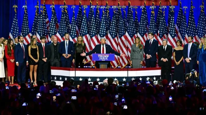 دو نالد ترامپ همراه با خانواده و تیم همکارانش در مراسم اعلام نامزدی برای ریاست‌جمهوریش