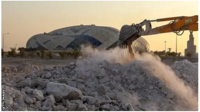 تتواصل أعمال بناء مدينة لوسيل التي سيسكنها في نهاية المطاف نحو 250 ألف شخص