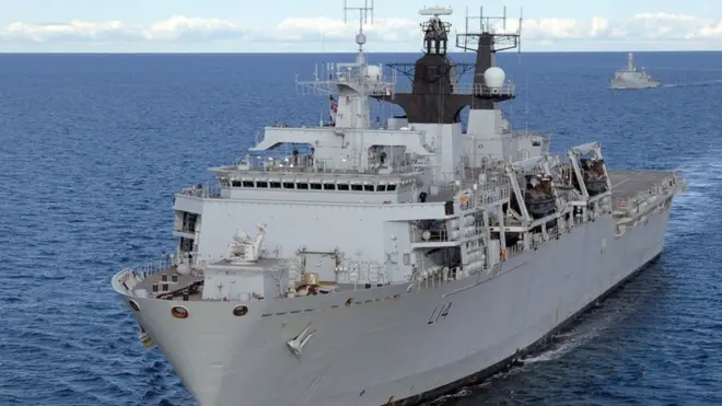 英国皇家海军说，两栖船坞登陆舰"海神之子"号（HMS Albion）在亚洲国际水域“自由航行”。