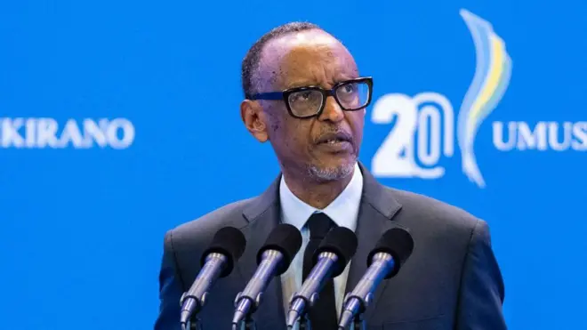 Perezida Kagame avuga ijambo imbere ya microphones enye