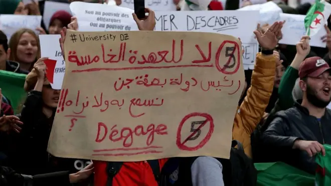 حس الدعابة لا يغيب عن تظاهرات الجزائر