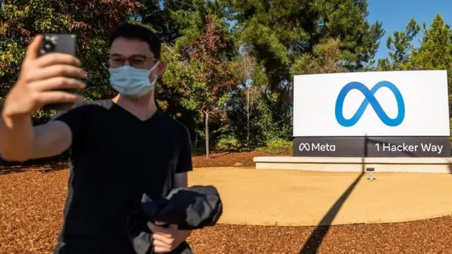 Le terme "métavers" a été inventé par Neil Stephenson dans son roman Snow Crash (1992),