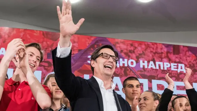 Stevo Pendarovski proslavio je izbornu pobedu sa pristalicama SDSM-a i sinom (levo)
