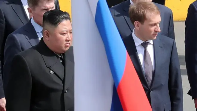 김정은 북한 국무위원장이 2019년 4월 26일 북러 정상회담을 위해 블라디보스토크역에 도착해 사열을 받고 있다.