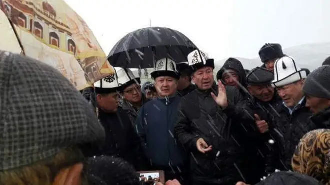 Убагында бир топ саясатчылар бириккенин жарыя кылышкан. Арасында Адахан Мадумаров да болгон