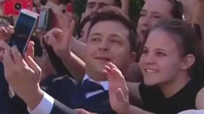 الرئيس الأوكراني الجديد يأخذ صورة سيلفي مع شابة من الجمهور
