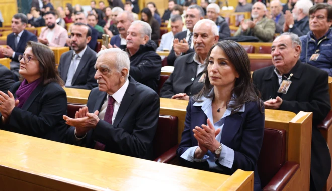 Ahmet Türk Dem Parti grup toplantısında, Tülay Hatimoğulları'nın yanında oturuyor. Çok sayıda partili var fotoğrafta.