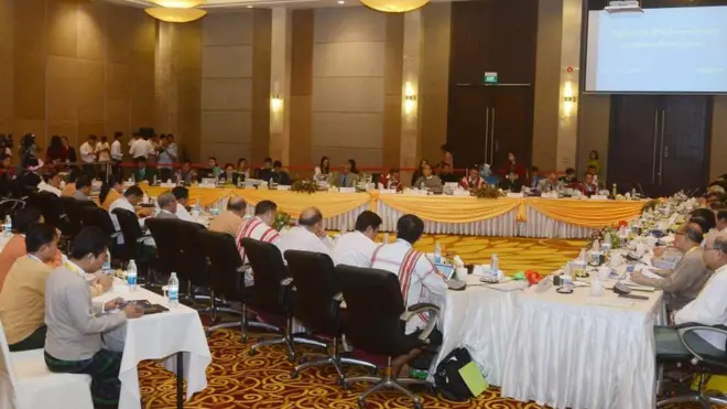 လက်မှတ်မထိုးရသေးတဲ့ ကိုယ်စားလှယ်တွေနဲ့ ငြိမ်းချမ်းရေး ကော်မရှင်တို့ ဆွေးနွေးဖို့ရှိ