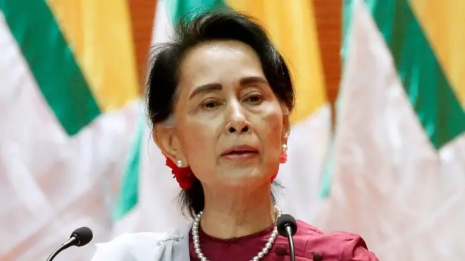 انګ سان سوچي د حکومت مشره بلل کېږي.