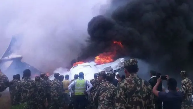 కూలిన విమానం నుంచి ఎగసిపడుతున్న మంటలు