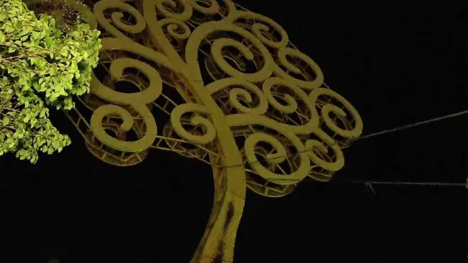 Árbol metálico en Nicaragua