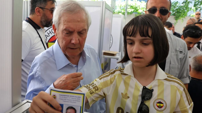 Aziz Yıldırım ve Fenerbahçe formalı kızı oy kullanıyor.