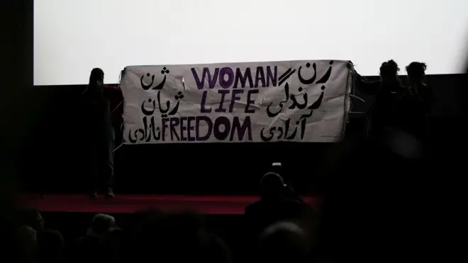 اکران فیلم جعفر پناهی و شعار «زن، زندگی، آزادی» در افتتاحیه جشنواره فیلم بینالمللی تسالونیکی، یونان، نوامبر ۲۰۲۲