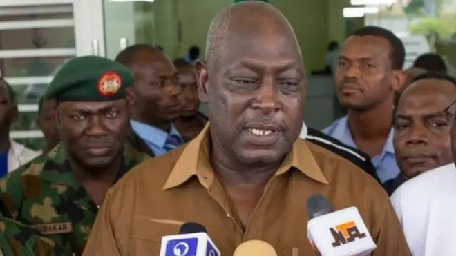 Akọwe ijọba ilẹ Naijiria nigbakanri, ọgbẹni Babachir Lawal n dahun ibeere lori ẹsun iwa ibajẹ ti wọn fi kan-an.