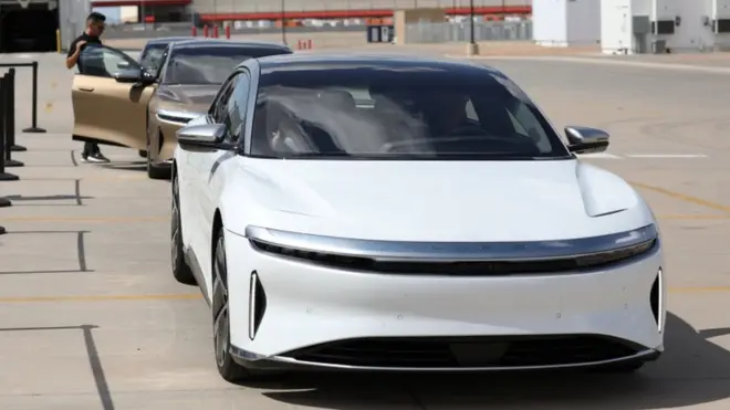 El Lucid Air Dream Edition puede recorrer m[as de 800 kilómetros con una sola carga de la batería.