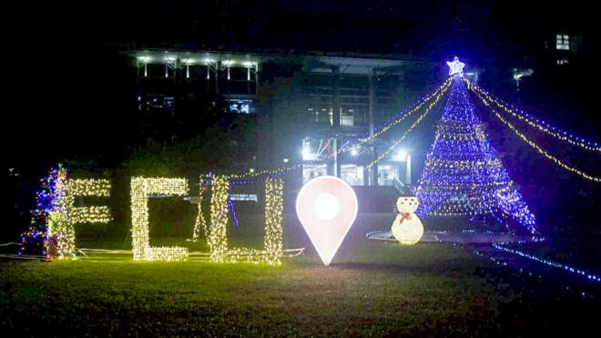 台湾一所大学为欢度圣诞在校园摆设大型圣诞树。